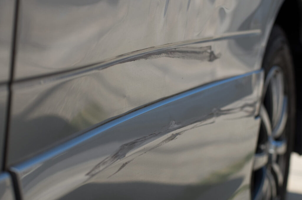 車をぶつけた時の修理費用はどれくらい？